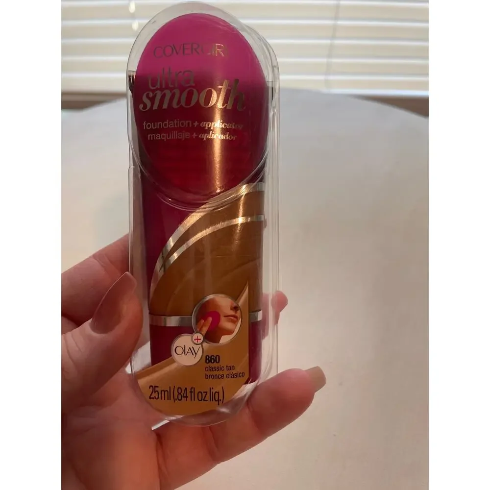 NEW in Package CoverGirl Ultra Smooth Foundation w/ Applicator Classic Tan 860